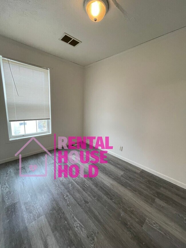 Building Photo - Completely Redone 3 Bed 1.5 Bath Rental!