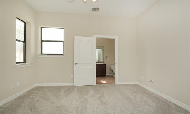 Building Photo - 908 Garden Oaks Terrace