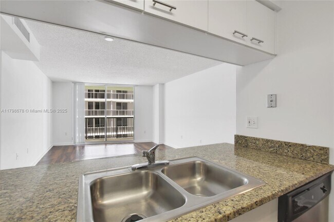 Building Photo - 1756 N Bayshore Dr