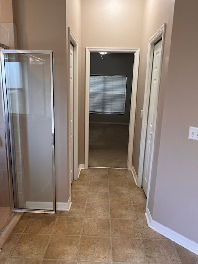 Building Photo - 3 Bedroom 2 Bath