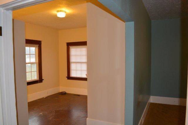 Building Photo - Beautiful, spacious Craftsman, Owner pays Yard Care, Laundry on site