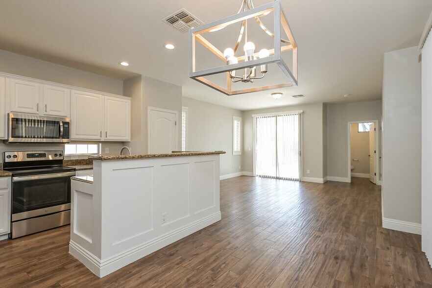 Building Photo - 4237 E Santa Fe Ln