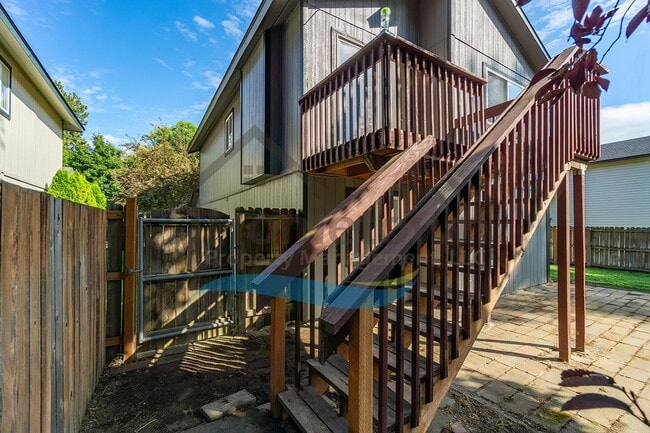 Building Photo - 4 Bedroom 2 Bathroom Home with Attached 2 ...