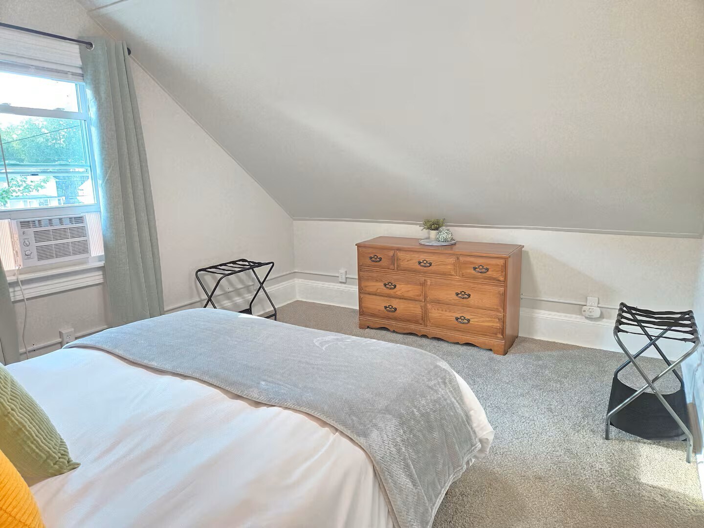 Building Photo - 1303 8th St E