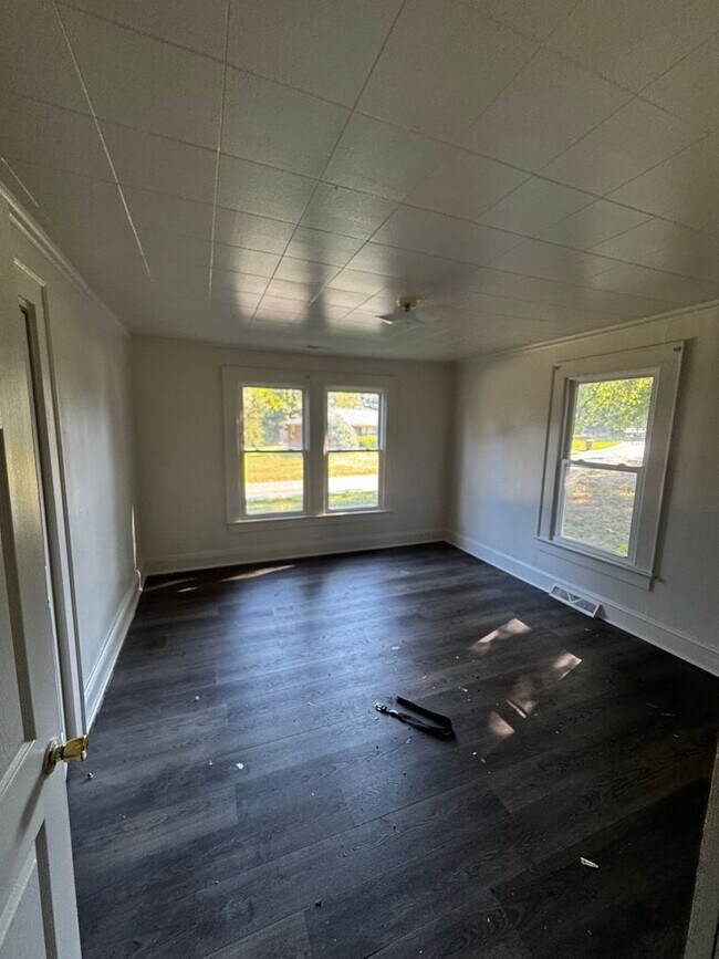Building Photo - Single Family 2 Bed / 1 Bath (Deep Cleaning July 10, 2026)