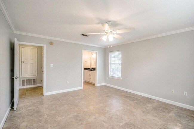 Building Photo - 349 Louise Cir