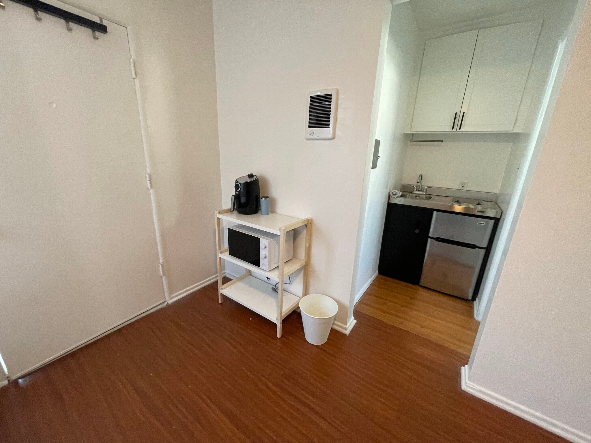 Building Photo - 2901 Kenwood Ave