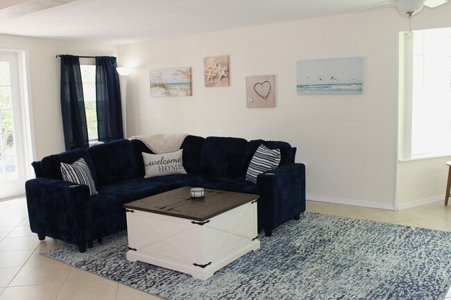 Building Photo - 4464 E Riverside Dr