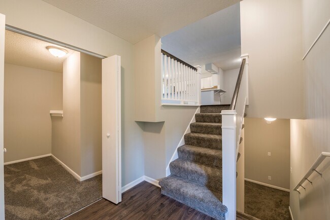 Building Photo - 5590-5592 Timber Lane Shorewood MN