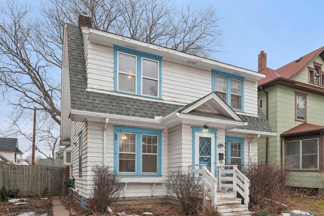 Building Photo - 661 Surrey Ave E