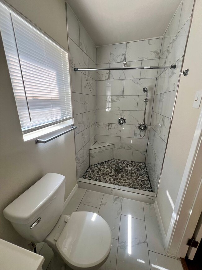 Building Photo - Cute 2/1 Home in West San Antonio