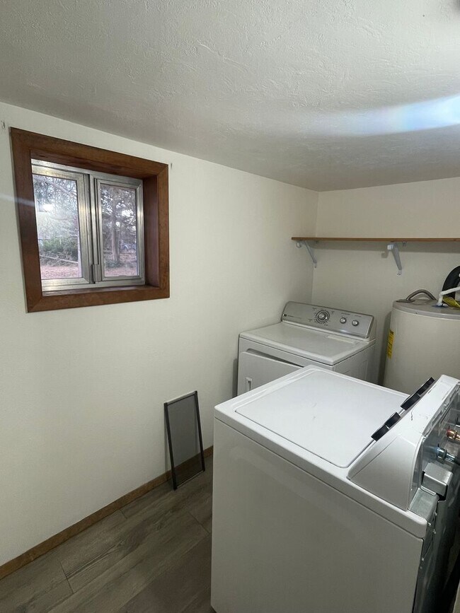 Building Photo - 2 Bedroom Home Near Old Mill