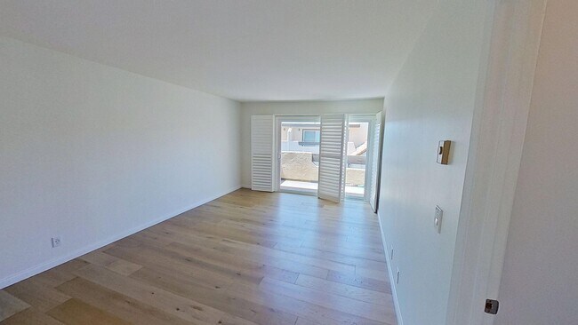Building Photo - Spacious 3 bed / 3 bath in the More Mesa area
