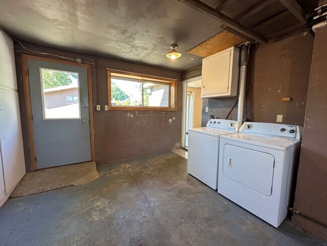 Building Photo - 1003 Vista Rd
