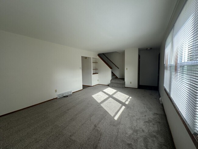 Building Photo - Spacious Townhouse in Greenfield!