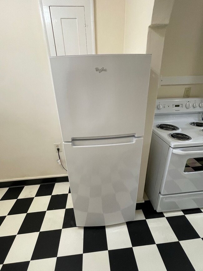 Building Photo - **FREE TWO WEEKS RENT** Buckman Charmer Studio~ Quick Access to Big City Amenities~ Onsite Laundr...