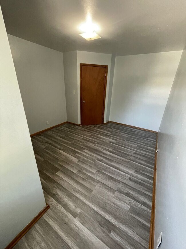 Building Photo - Large 3bed/1.5 bath unit!