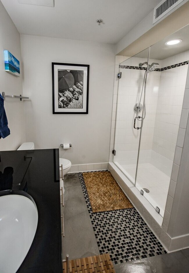 Building Photo - Authentically Cool Downtown Austin Condo | Walk Everywhere | Fully Furnished
