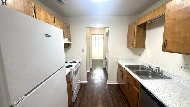 Building Photo - 303 S Lipona Rd