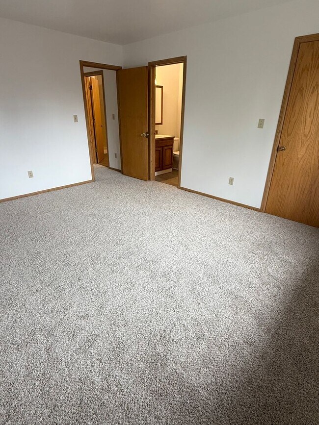Building Photo - Move in BONUS- 2 weeks FREE! | New kitchen...