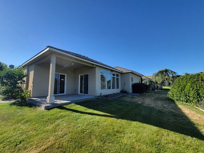 Building Photo - 1200 W Canyon Lakes Dr