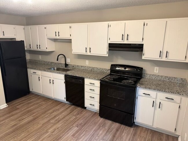 Building Photo - Red-Hot Summer Sale!!! Renovated 2-bedroom townhome in Kannapolis