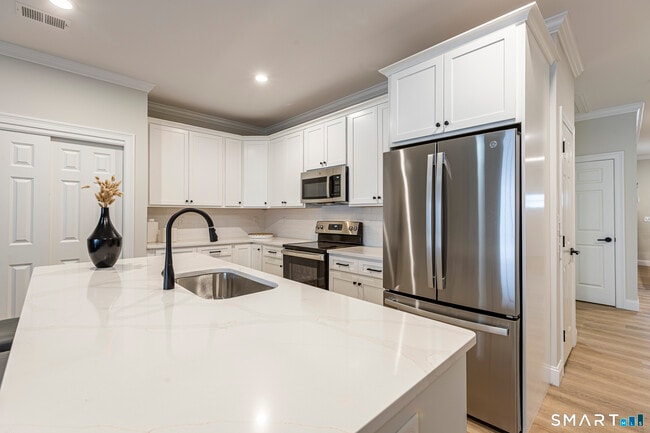 Building Photo - 7 Loomis Rd