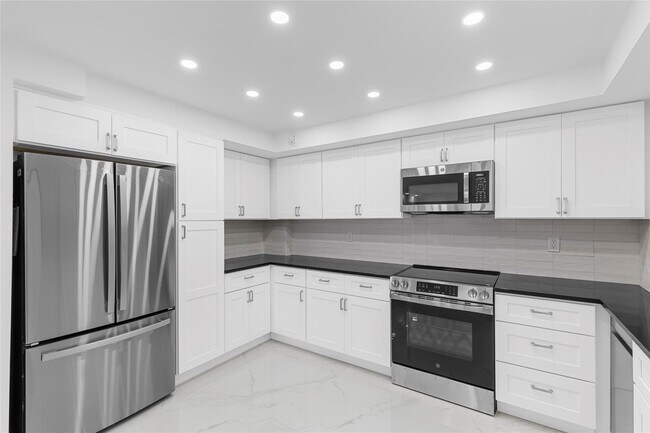 Building Photo - 3750 Galt Ocean Dr