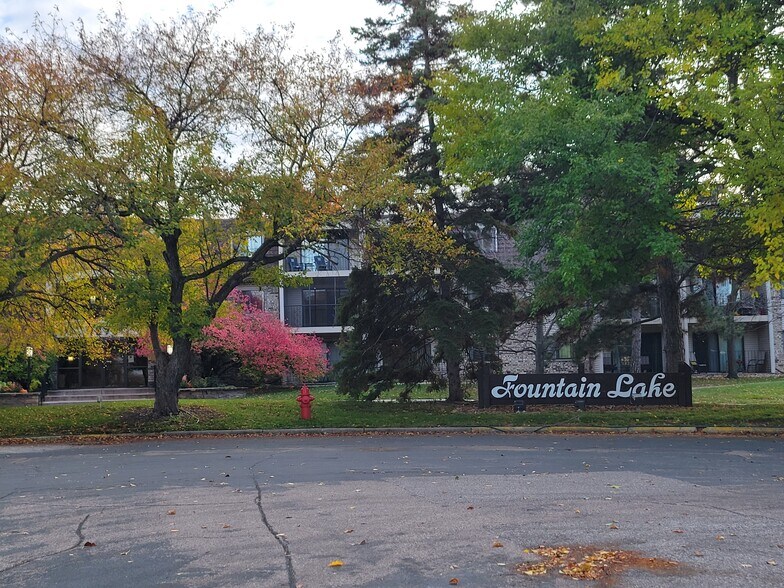 Fountain Lake Condominiums - 4575 W 80th Street Cir