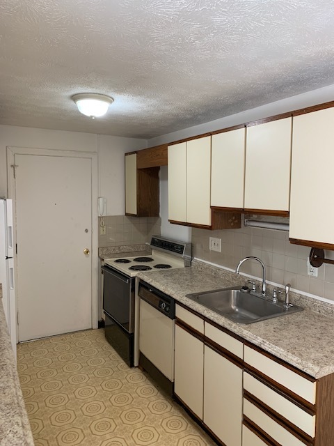 Kitchen - 1196 Middle Tpke W