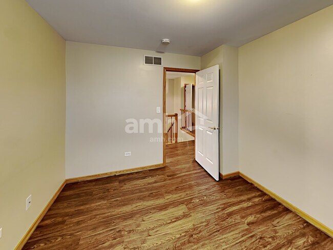 Building Photo - 2615 Heritage Lake Dr