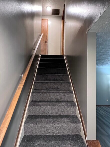 Building Photo - 1219 Hilltop Dr