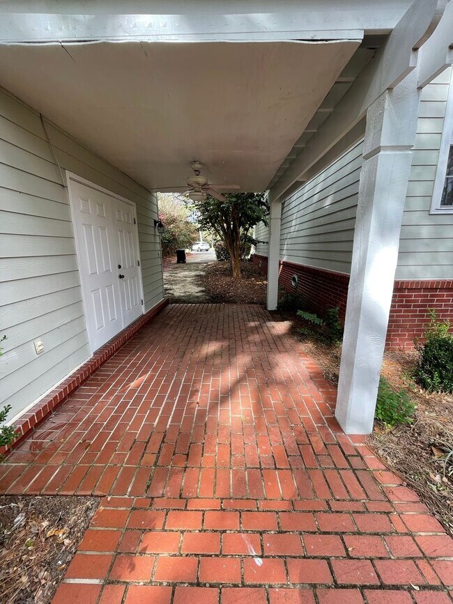 Building Photo - Avialable now!! 2 Bedroom, 2 Bath Cottage ...