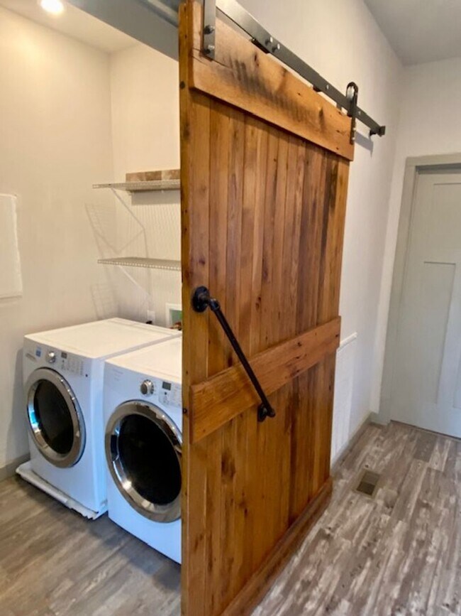 Building Photo - Incredible 3 BDRM / 2.5 BTH Franklin Home ...