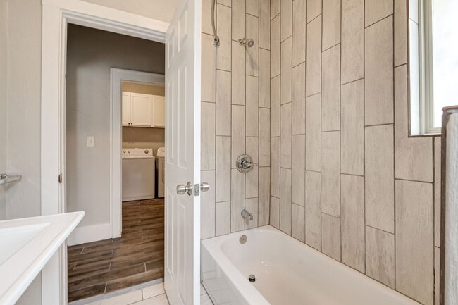 Building Photo - Charming Newly Updated 2 Bed, 2 Bath Home in the Heart of OKC!