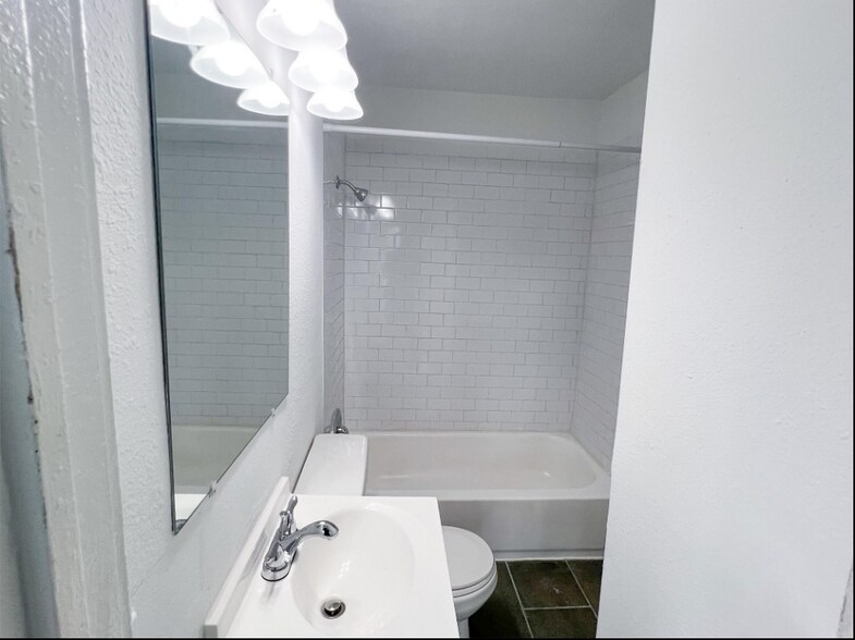 Building Photo - 11 Norwood St