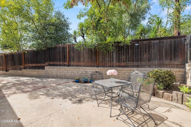Building Photo - 865 E Hillcrest Dr