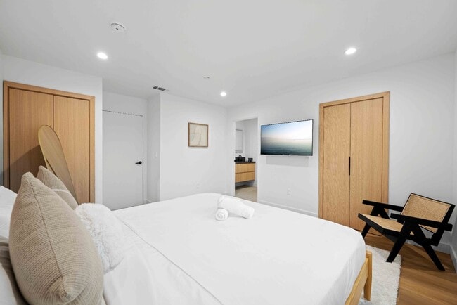 Building Photo - RECENTLY BUILT TOWNHOME | 4 BED 5 BATH | GARAGE