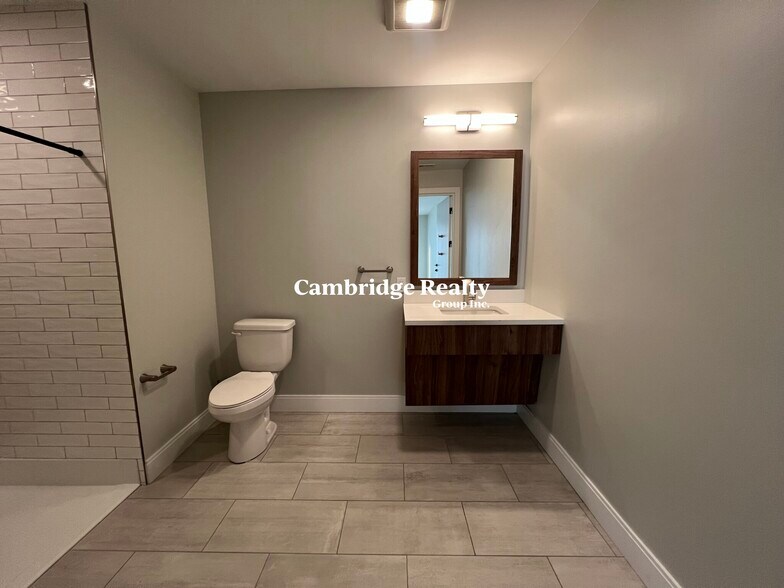 Building Photo - 8 Central St