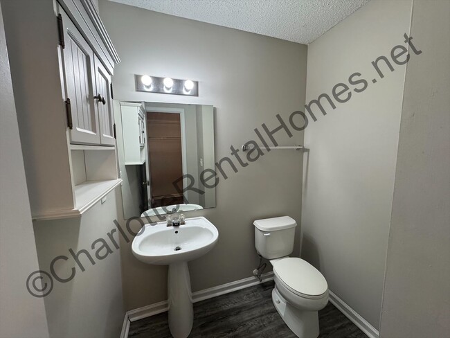 Building Photo - Nice single family home with 3 bedrooms and 2.5 bathrooms