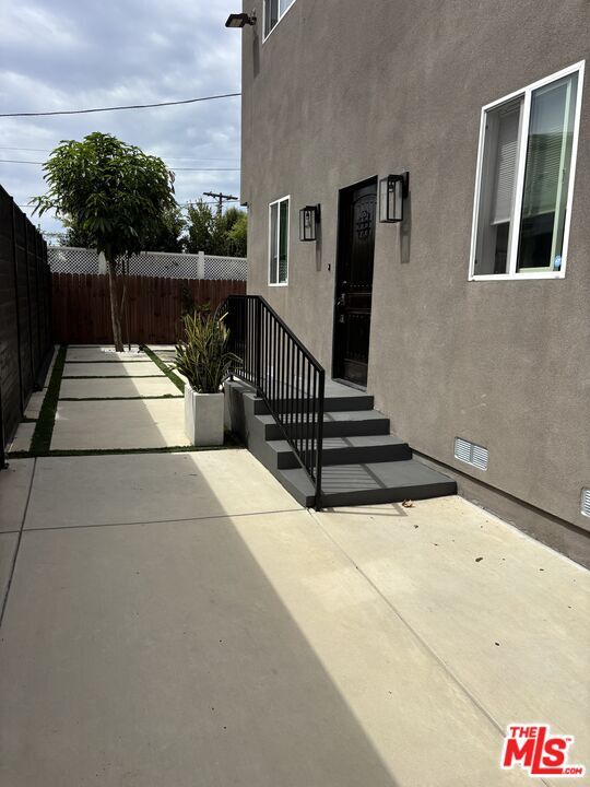 Building Photo - 635 N Formosa Ave