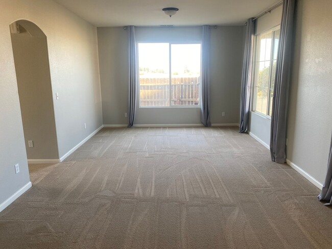 Building Photo - 5 bedroom 3 bathroom in Hanford!