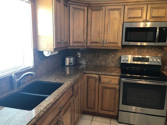 Building Photo - 3040 Lake Shore Dr