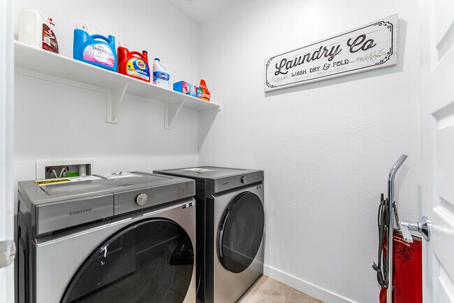 Building Photo - 1645 W la Mirada Dr