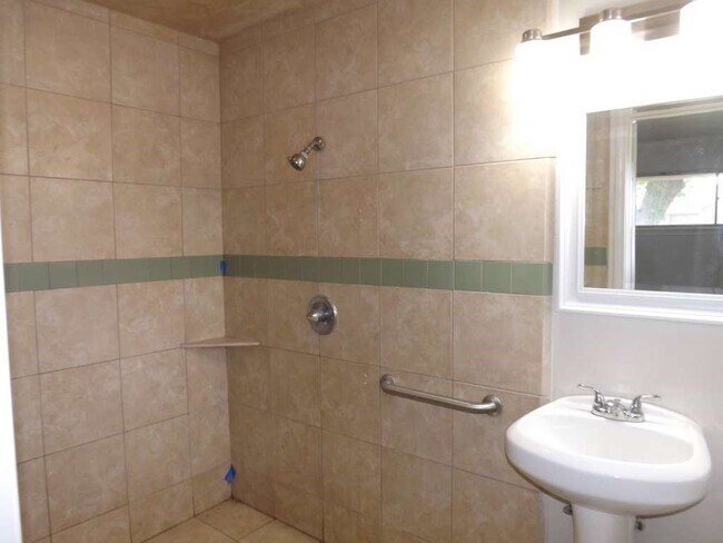 Building Photo - 729 S 5th St