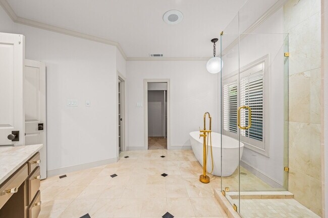 Building Photo - Luxury 5 Bed, 4.5 Bath, with Pool in Lakeridge!!!