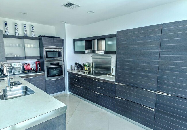 Building Photo - 200 Biscayne Blvd Way