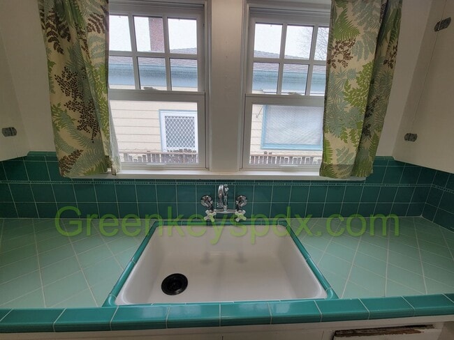 Building Photo - Beautiful 2 Bedroom 1 Bath House with Atta...