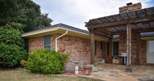 Building Photo - Country Home with 3 Bedrooms and 2 Baths