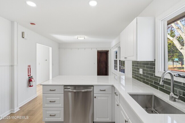 Building Photo - 218 Holly Ave